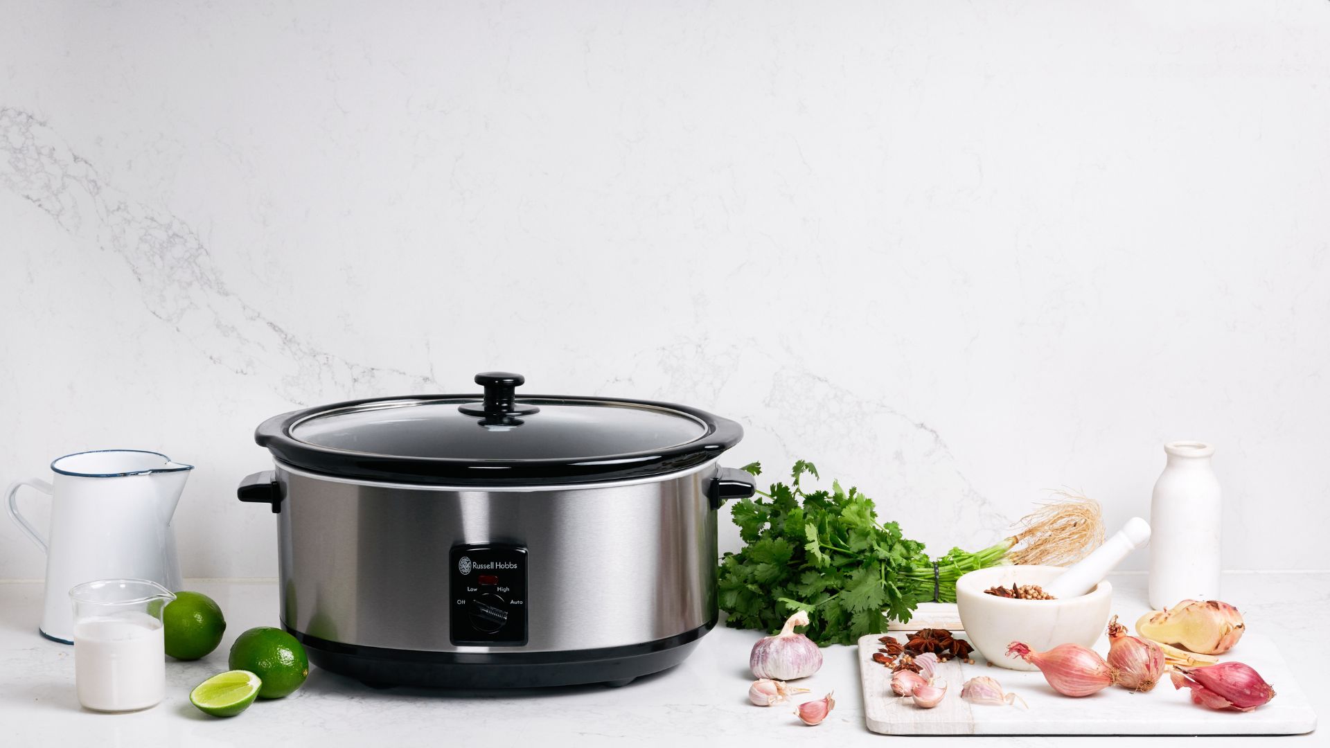 Enjoy the new cooking possibilities with the Russell Hobbs 6 L Slow Cooker RHSC600