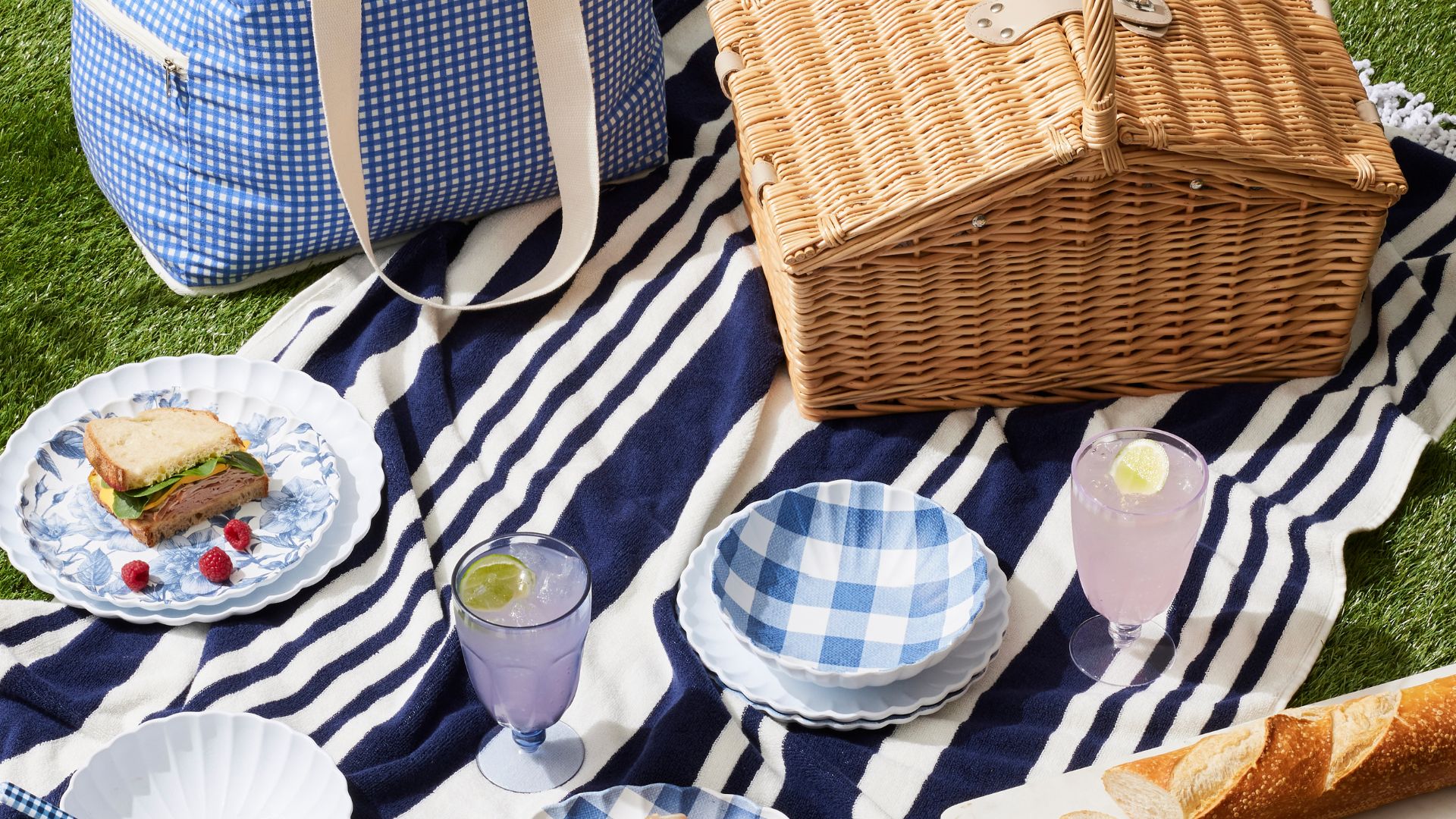 The Ultimate Guide To Picnicking This Summer + 5 Must-Haves To Bring To Your Next Picnic