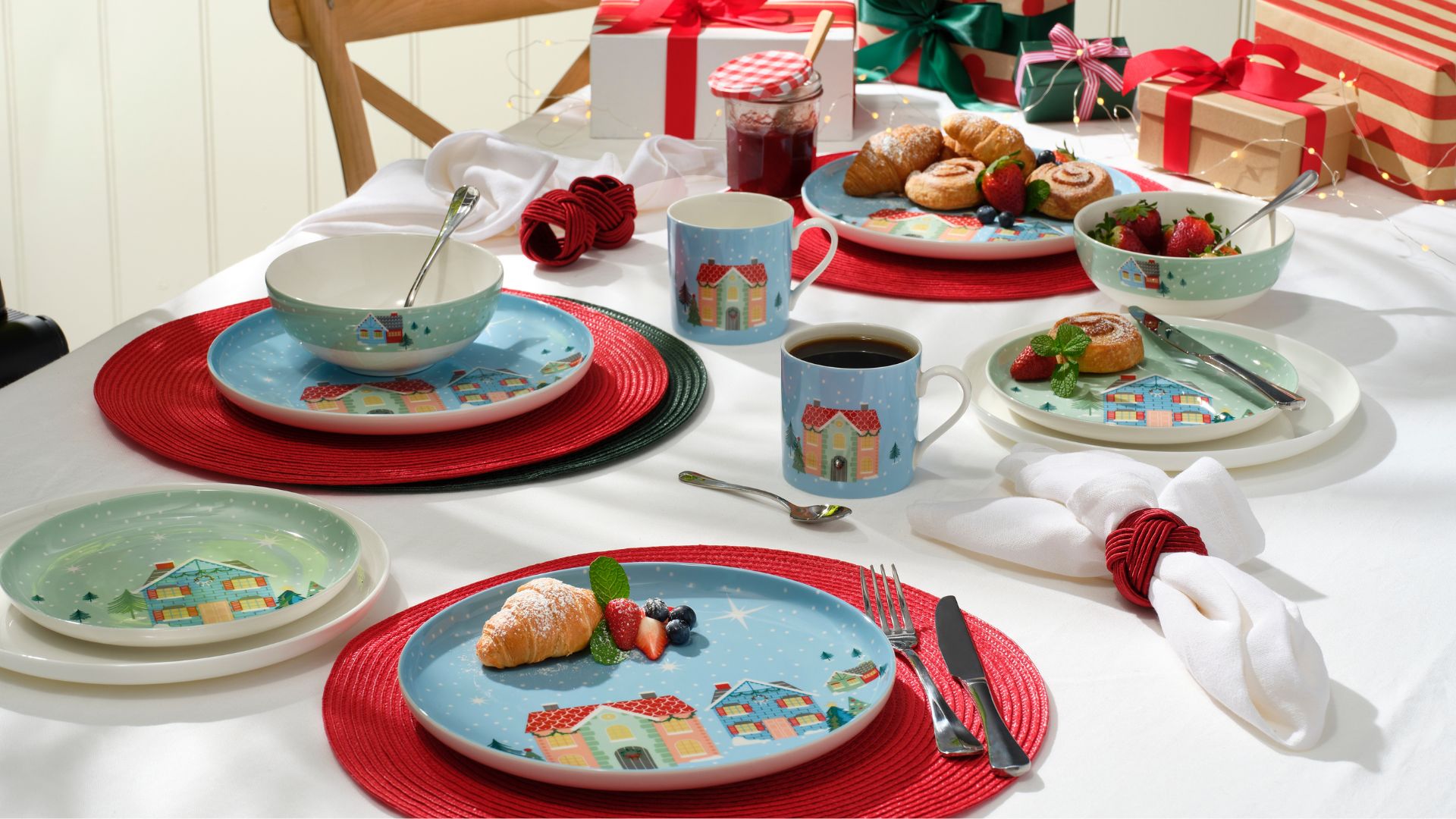 Easy Christmas 2024 Tablescape & Table Setting Ideas