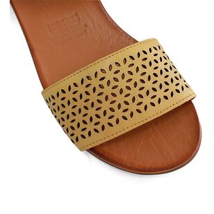 Bueno Women's Adelaide Wedge Sandal Yellow 41